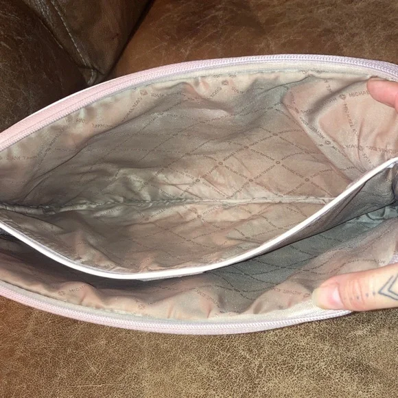 Michael Kors Blush and Cream Laptop Case - Picture 3 of 9